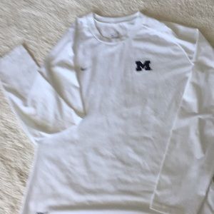 Women’s Long sleeve NikeFIT shirt